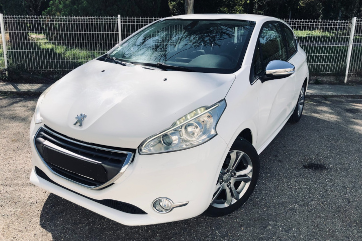PEUGEOT 208